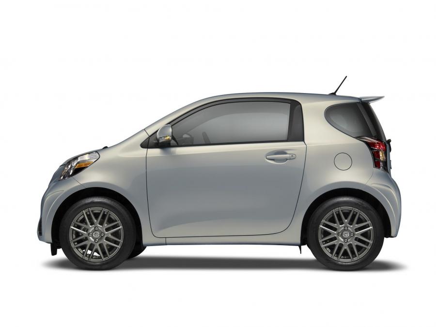  Scion iQ 10 Series 2013 года  (фото 9 из 11)